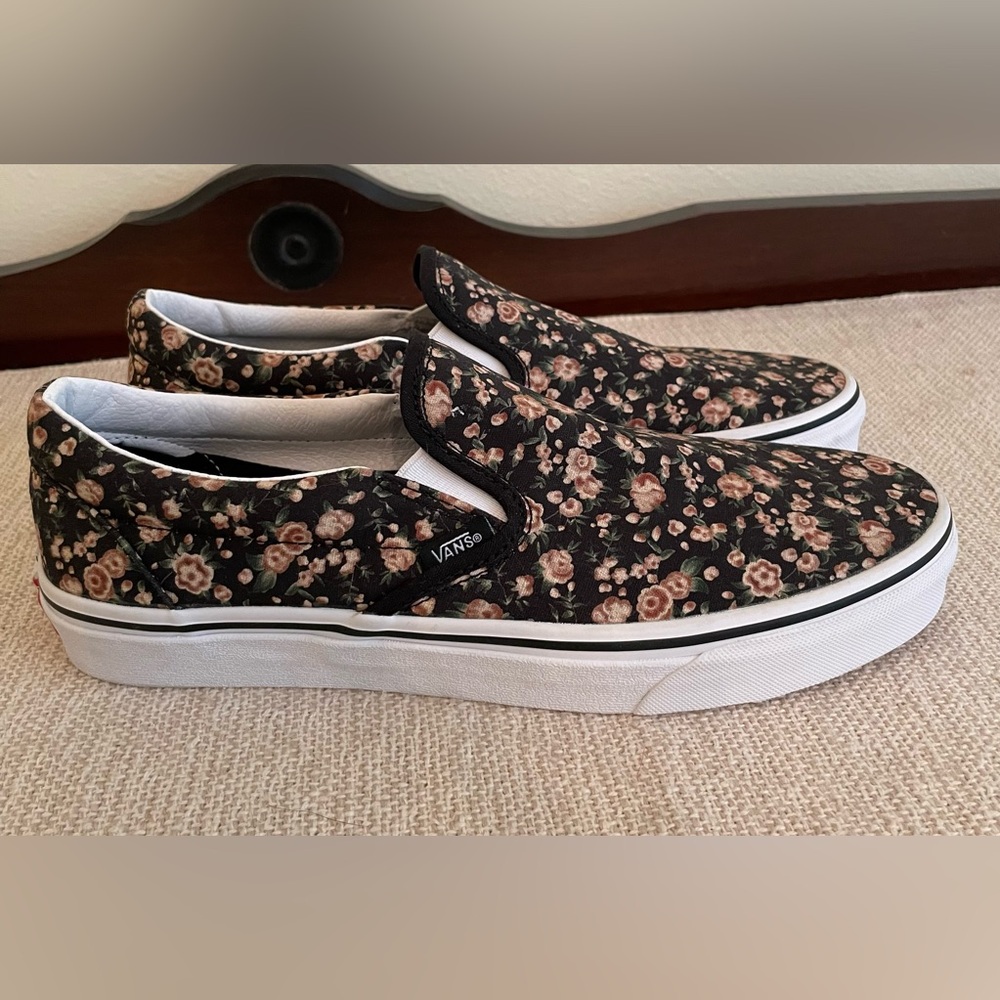 Vans NWOT Rose Dreams Size 10.5 W and 9 M